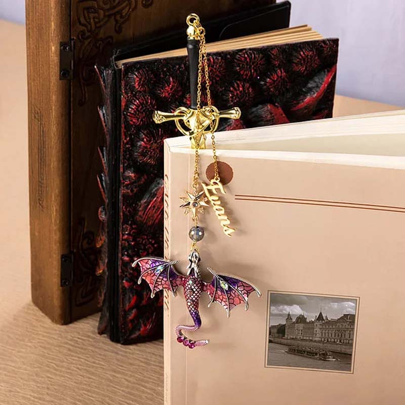 🐉 Dein Name auf einem Lesezeichen in Form eines Fantasy-Drachenschwertes!